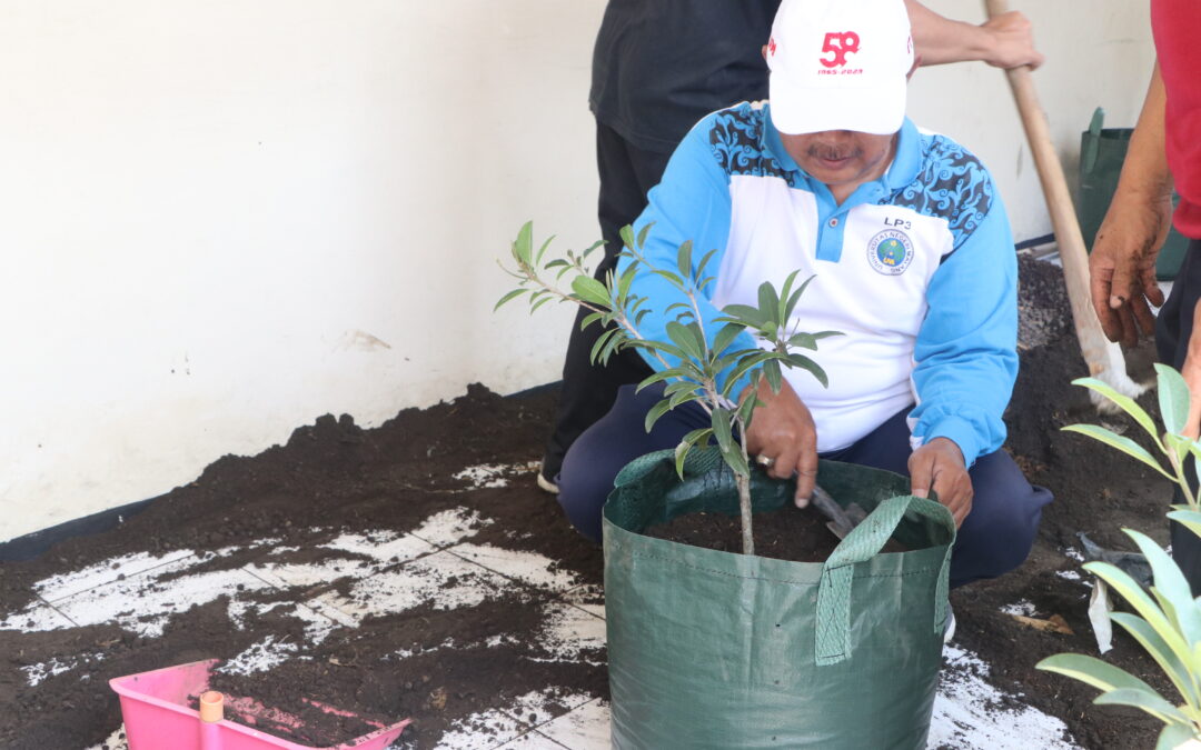 Aksi Tanam Sejuta Pohon di Kawasan Fakultas Ilmu Sosial Universitas Negeri Malang