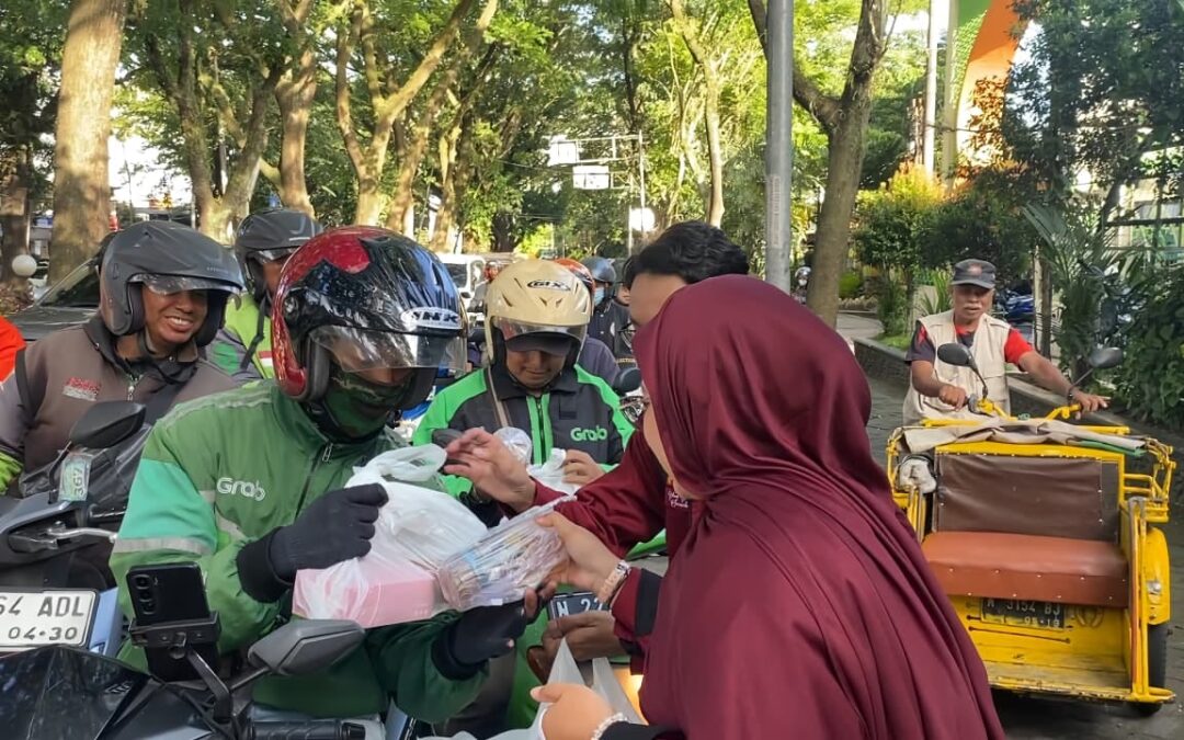Tebar Kebaikan di Bulan Ramadan, HMPS Ilmu Komunikasi FIS UM Berbagi Takjil