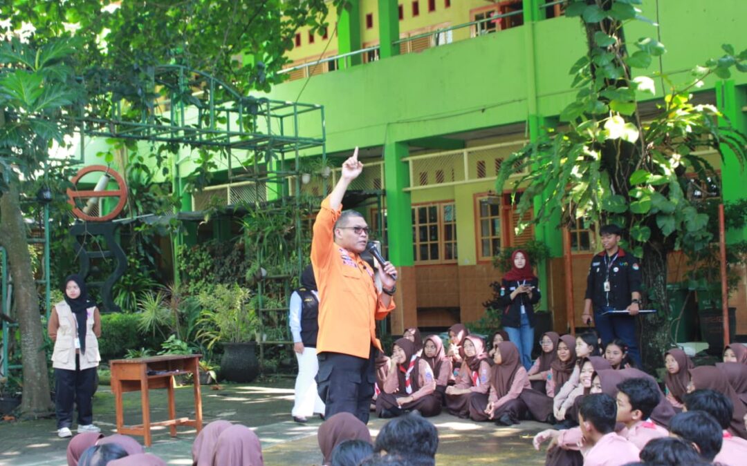 Wujudkan Generasi Siaga, HMD Geografi UM Sosialisasikan Mitigasi Bencana di SMPN 8 Malang