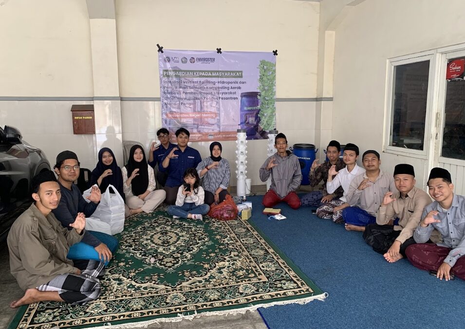 Inovasi Hijau di Pondok Pesantren: Integrasi Hidroponik Vertikal dan Komposting Aerob untuk Ketahanan Pangan